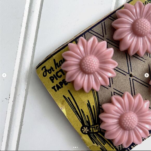 Vintage Tiebacks Curtain Push Pin Pink Plastic Celluloid Flower Daisy Card Back - Picture 2 of 3